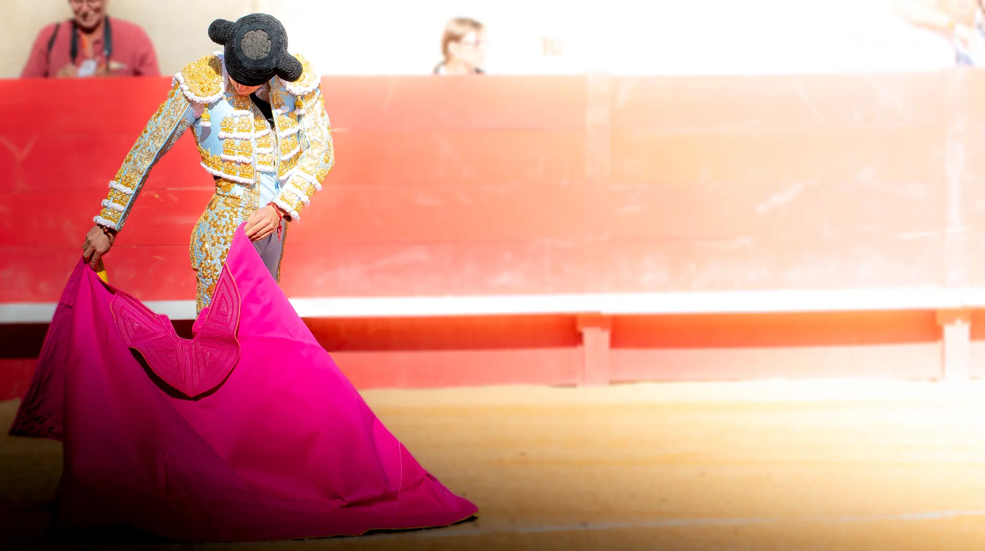 Pase con capote al bajo — Manuel Quintana